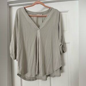 Lush Womens White V-Neck 3/4 Button Tab Sleeves Chic Flowy Henley Shirt S